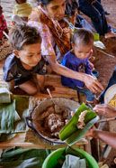 Kinder an einem Tisch auf dem Essen verteilt wird Back- und Kochkurs gesundes Essen
