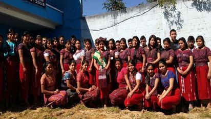 Foto einer Gruppen von Männern und Frauen in traditioneller Kleidung