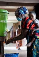 Kostenbeispiel: im United Methodist Hospital der Stadt Ganta stehen auf den Fluren zu den Krankenstationen Wasserspender mit Seife oder einer desinfizierenden Handwaschlotion. Ein solcher Wasserspender mit Wasserhahn kostet in Liberia 28 Euro. Projektpartner: Christian Health Association of Liberia (CHAL) Corona-Gesundheitsversorgung